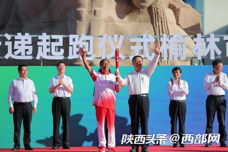 塞上古城開跑！ 十四運(yùn)會和殘?zhí)貖W會火炬在榆林傳遞
