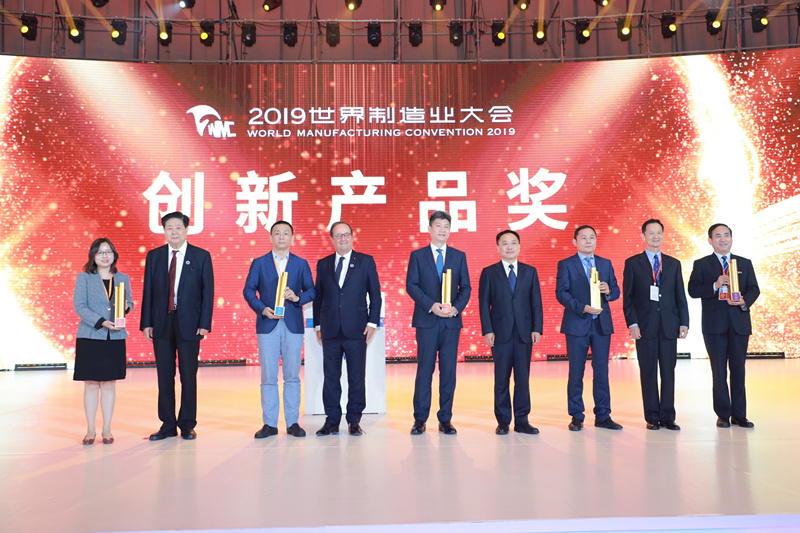 陜鼓集團黨委書記、董事長李宏安（右一）代表企業(yè)領取了創(chuàng)新產(chǎn)品金獎_副本.jpg